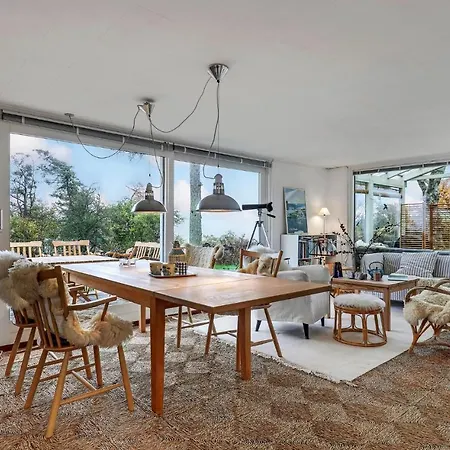 3 Bedroom Beautiful In Feriehus